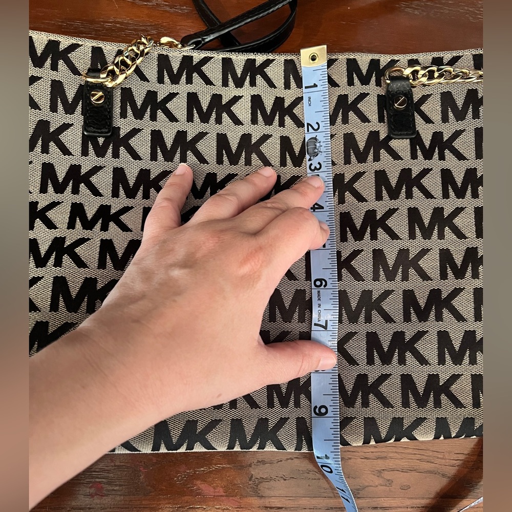 Michael Kors Jet Set Signature Tote - Picture 13 of 13